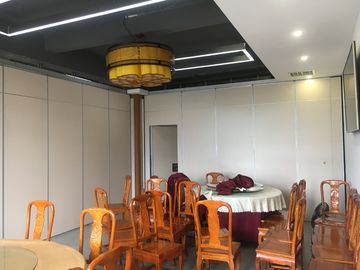Obróbki melaminy na powierzchniach Akustyczne pomieszczenia do restauracji / przesuwne ściany działowe