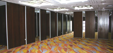 Pomosty do sal konferencyjnych o wysokości 6m z aluminiową bieżnią z melaminy