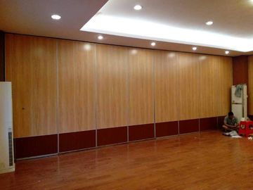 Wielobarwne, drewniane wiszące ścianki działowe / akustyczne przesuwne składane pomieszczenia