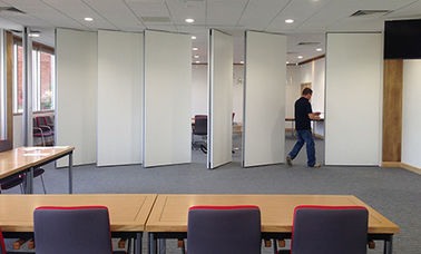 Dźwiękoodporne drewniane składane ruchome ścianki działowe dla biura / sali konferencyjnej