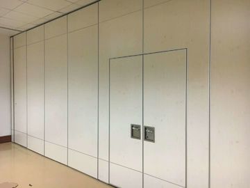 Dźwiękochłonne modułowe przesuwne ściany działowe z wewnętrzną pozycją drzwi