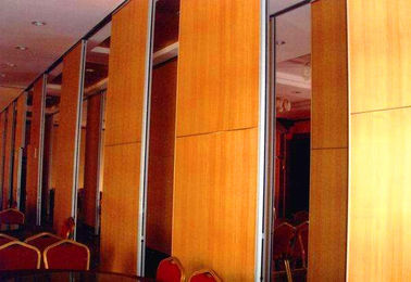 Restauracja Ruchome dźwiękoszczelne ściany Skórzane powierzchnie System profili aluminiowych