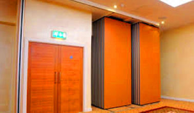Materialy dekoracyjne Ruchome przesuwane ściany działowe dla górnego systemu wiszącego w pokoju konferencyjnym