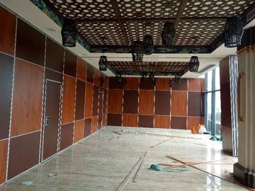 Dźwiękoszczelne drewniane ruchome ścianki działowe do sali konferencyjnej Dostosowany kolor