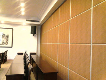 Aluminiowa sala ślizgowa z przesuwną rolką Sala ruchoma Ściana działowa z elastycznym systemem Skórzana powierzchnia