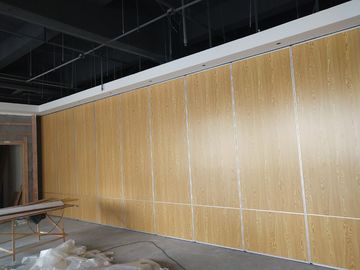 System ścianek działowych Multi Color z aluminiowymi przesuwanymi drzwiami składanymi