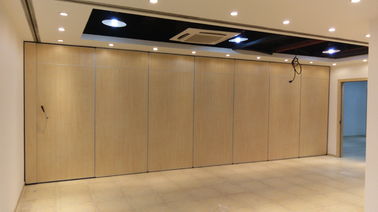 Składane ścianki działowe w sali konferencyjnej Zawieszenie wiszące z aluminium
