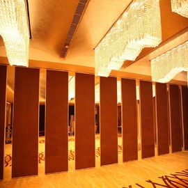 Piętro do sufitu Wiszące akustyczne składane ścianki dla międzynarodowego centrum konferencyjnego