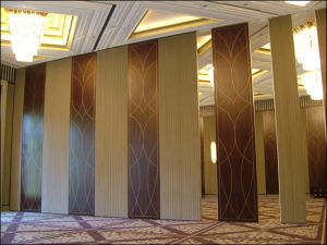 Piętro do sufitu Wiszące akustyczne składane ścianki dla międzynarodowego centrum konferencyjnego