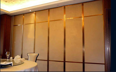 Wewnętrzne drzwi przesuwne Dźwiękoszczelne ściany działowe hotelowe Składane działające ścianki działowe do sali bankietowej w różnych kolorach
