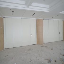 Ściany działowe z drzwiami przejściowymi z akustyczną regulacją drzwi