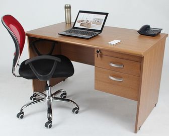 Kusomized Wooden Material 4 Seats Office Desk Cubicle Multi Color Łatwy w instalacji