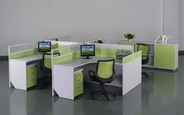 Kusomized Wooden Material 4 Seats Office Desk Cubicle Multi Color Łatwy w instalacji