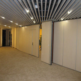 Dźwięk w sali balowej - sprawdzające przesuwane ściany działowe Szerokość panelu 500mm - 1220mm