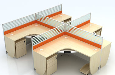 Wielokolorowe ścianki działowe do mebli biurowych, szkło matowe i biurko z metalową deską Otwarte 4 osobowe stanowisko biurowe