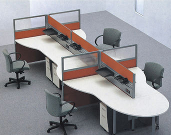 Wielokolorowe ścianki działowe do mebli biurowych, szkło matowe i biurko z metalową deską Otwarte 4 osobowe stanowisko biurowe
