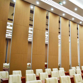 Ruchomy sufit sufitowy Przesuwane składane dźwiękoszczelne drewniane drzwi partycji do sali bankietowej
