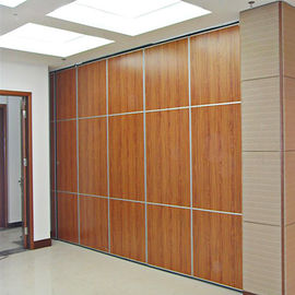 Ruchomy sufit sufitowy Przesuwane składane dźwiękoszczelne drewniane drzwi partycji do sali bankietowej