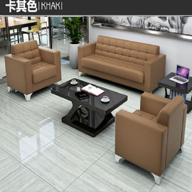 Wykonana z nowoczesnego, czarnego skórzanego biurowego lub hotelowego fotela eleganckiego i wytrzymałego