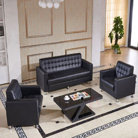 Wykonana z nowoczesnego, czarnego skórzanego biurowego lub hotelowego fotela eleganckiego i wytrzymałego