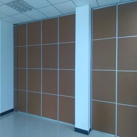 Przenoszenie funkcjonalnej ściany działowej z zawieszonym systemem torów dla biura wnętrz