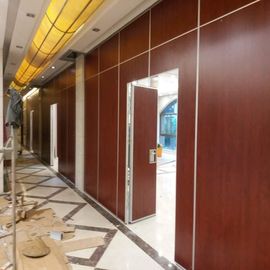 Odporna na działanie promieni akustycznych składana ścianka działowa oddzielająca przestrzeń hotelową