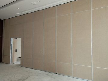 Dekoracyjna ścianka działowa z przegrodą melaminową do pomieszczenia treningowego