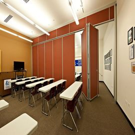 Profilowa ruchoma ścianka działowa z aluminium do pomieszczenia szkolnego