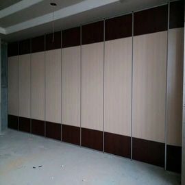 Dostosowane kolorowe ściany działowe i drewniane ruchome ściany akustyczne do sali bankietowej