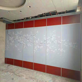 Dostosowane kolorowe ściany działowe i drewniane ruchome ściany akustyczne do sali bankietowej