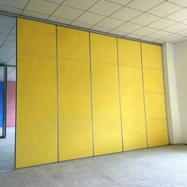 Składane ścianki działowe z przegródkami dźwiękoszczelnymi do sali konferencyjnej