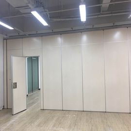 Projekt wnętrz z tkaninami wewnętrznymi Przesuwana ścianka działowa akustyczna do sali lekcyjnej