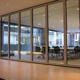Szklane ścianki działowe przesuwne mobilne do podziału pomieszczeń na biuro