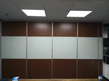 Składane ściany działowe Drewniana mobilna ściana przesuwna do biurowca komercyjnego