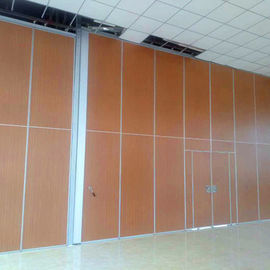 Ściana obsługiwana w klasie z kontrolą funkcjonalną podczas imprez szkolnych Podział sali