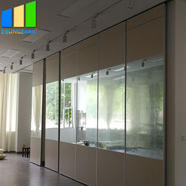Górnie zawieszona akustyczna ścianka działowa Aluminiowy ruchomy lustro Szklany panel ścienny Składany lustrzany ekran dzielnika pokoju