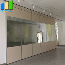 Górnie zawieszona akustyczna ścianka działowa Aluminiowy ruchomy lustro Szklany panel ścienny Składany lustrzany ekran dzielnika pokoju