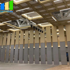 Dźwiękoszczelne ścianki działowe Górne wiszące drzwi przesuwne Wykończenie tkaniny akustycznej Składana ścianka działowa do sali bankietowej w Arabii Saudyjskiej