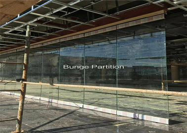 Wystawa w Pakistanie pokazuje składaną szklaną ściankę działową pod instalacją z belki stalowej