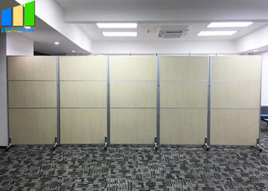 Podział pomieszczeń biurowych Składane ściany działowe z kółkami do dzielenia przestrzeni hotelowej