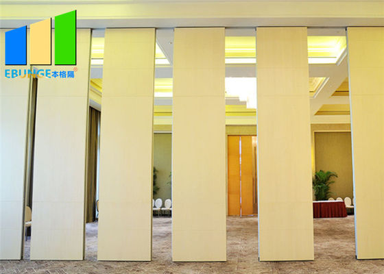 Wydzielenie sali konferencyjnej Drewniane zdejmowane ściany działowe do biur