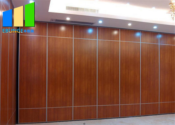 Centrum kongresowe Akustyczny system ścianek działowych z ruchomymi ścianami z drewna