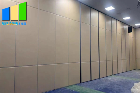Ruchomy akustyczny system ścian działowych EBUNGE z powierzchnią tkaniny o wysokości 4,6 m