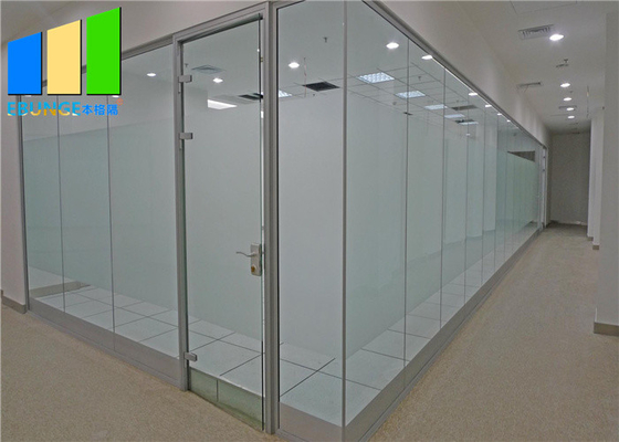 Aluminiowa szklana ściana działowa biurowa z żaluzjami magnetycznymi i drzwiami na zawiasach