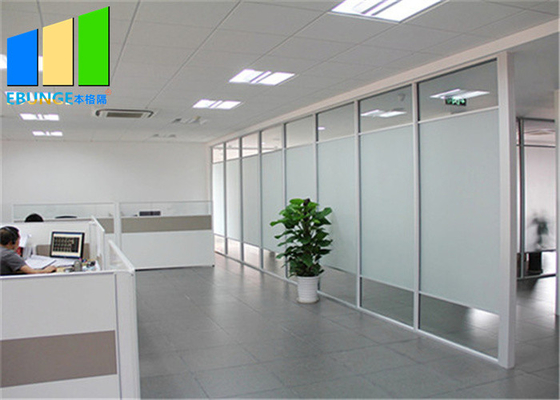 Aluminiowa szklana ściana działowa biurowa z żaluzjami magnetycznymi i drzwiami na zawiasach