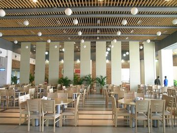 Idealne do użytku komercyjnego i hotelarskiego Ślizgowe składane ściany rozdzielcze z technologią dźwiękoszczelną