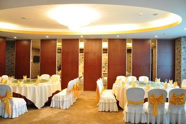 Idealne do użytku komercyjnego i hotelarskiego Ślizgowe składane ściany rozdzielcze z technologią dźwiękoszczelną