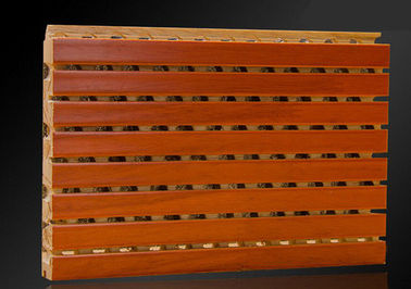 Absorpcja dźwięku Drewniany rowkowany panel akustyczny z poliestrowym dyfuzorem melaminy
