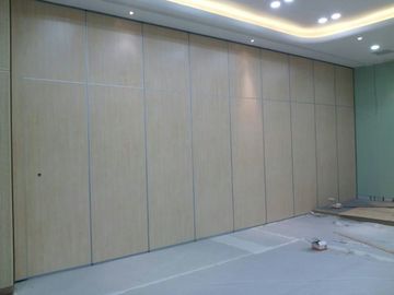 Trwałe akustycznie działające ścianki działowe, sala konferencyjna w Indiach