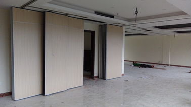 Niestandardowe drewniane sufity do ścian działowych do sal wystawowych / biurowych